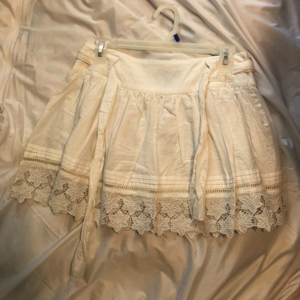 NWT White bebe Skirt with Belt